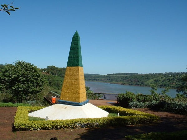 Viajar para Foz do Iguaçu é destino único no Brasil 4 Marco das fronteiras divisa territorial respectivamente entre o Brasil a Argentina e o Paraguai. 600x450 1