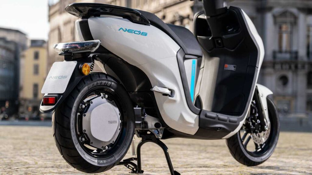Principais cuidados com Scooter elétrica 3 2022 yamaha neo s white hub mounted motor rear angle closeup