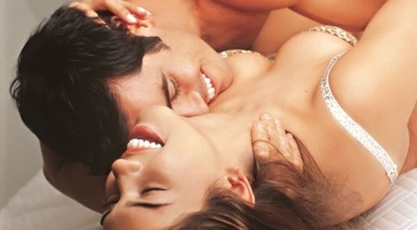 Alimentos Afrodisíacos que podem melhorar a saúde do casal 3 casal na cama