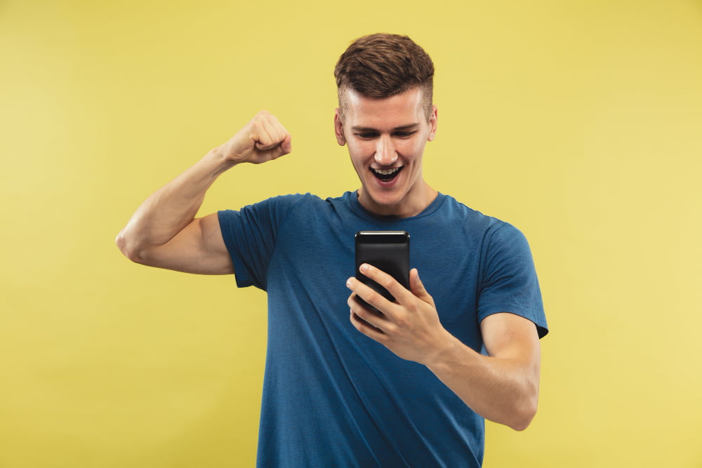 Como começar com apostas e não perder tudo? 2 caucasian young man s half length portrait yellow studio background beautiful male model blue shirt concept human emotions facial expression sport betting online purchases sale