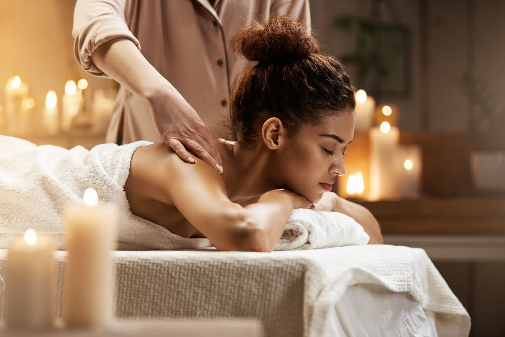 5 melhores massagens feitas em SPA 3 tender african woman smiling enjoying massage with closed eyes spa resort