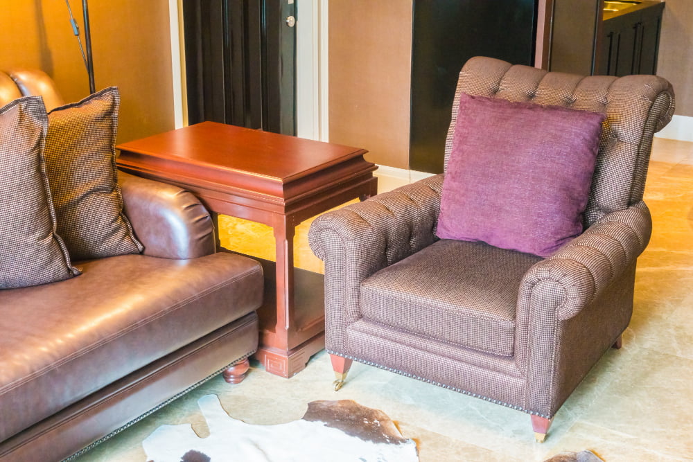 Passo a passo de como impermeabilizar sofás e estofados sem manchar 4 brown armchair with purple pillow