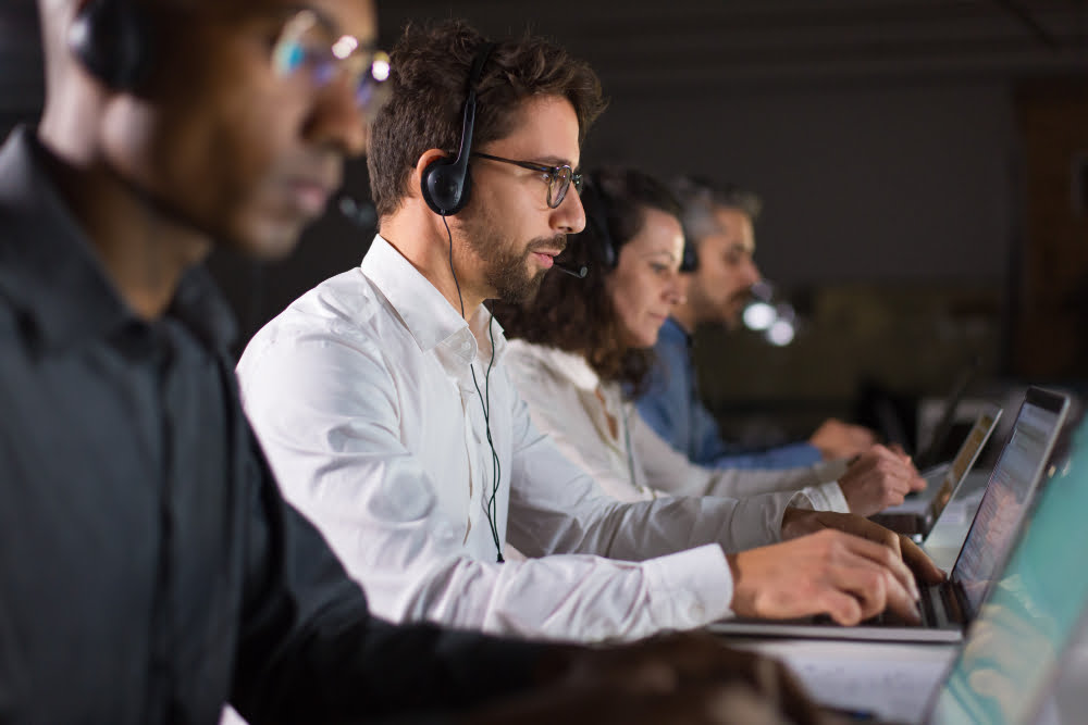 Qual operadora de celular faz atendimento via WhatsApp? 2 confident call center operator talking with client