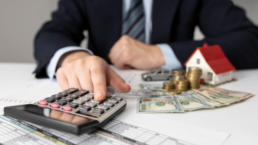 Como fazer portabilidade de empréstimo consignado? 3 finance business elements assortment with businessman