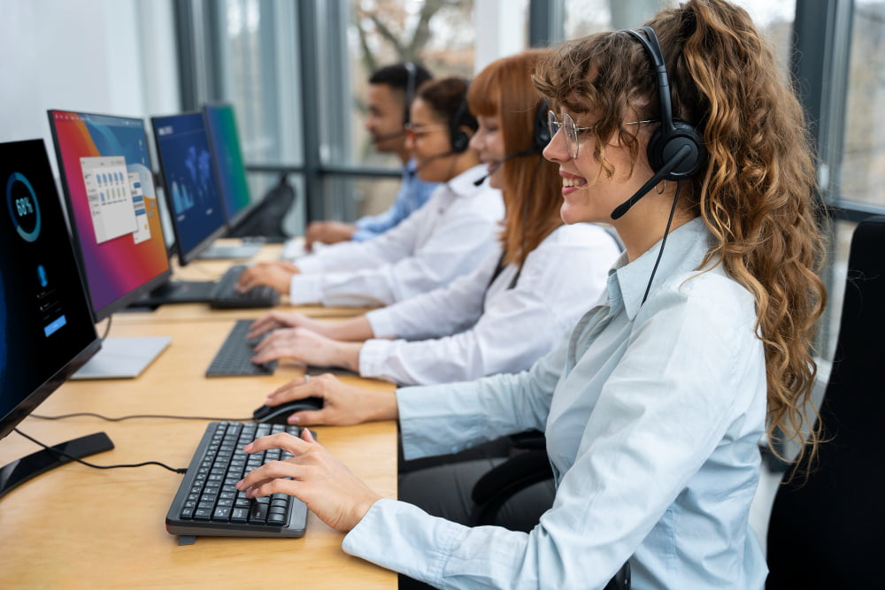 Qual operadora de celular faz atendimento via WhatsApp? 3 people working in call center