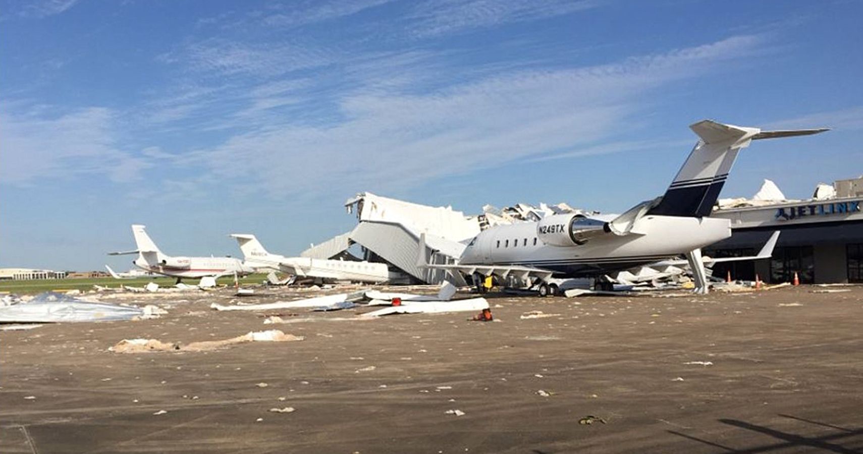 Hangar do aeroporto em Houston desmorona sob mau tempo e ventos 2 1671851652 329 Hangar do aeroporto em Houston desmorona sob mau tempo e