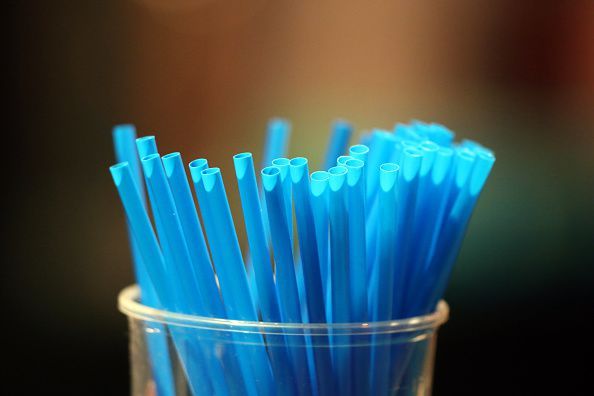 Seattle é a primeira cidade nos EUA a proibir plásticos descartáveis, como canudos e utensílios 4 https://www.esquire.com/food-drink/restaurants/a21723611/seattle-bans-plastic-straws-untensils/