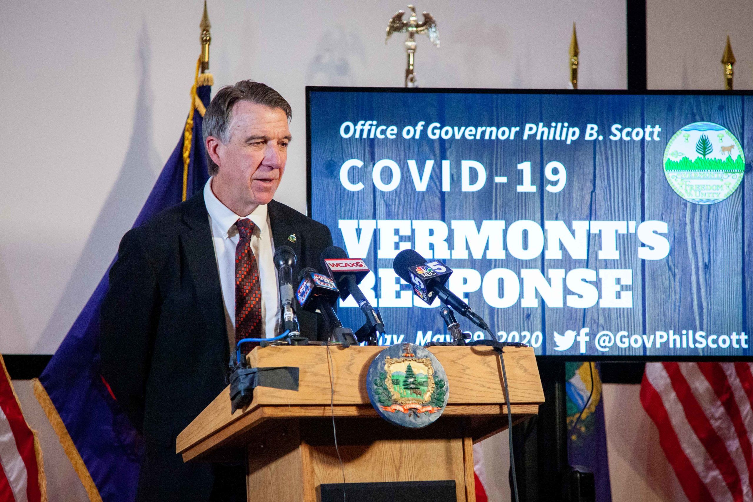 Esses estados estão pedindo aos viajantes que fiquem perto de casa nesta temporada de férias 2 phil scott em uma conferência de imprensa para covid
