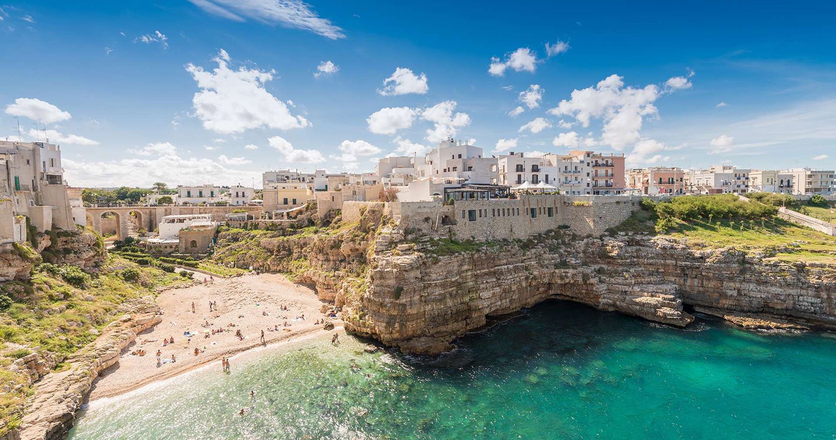 Aldeia italiana instala catracas e começa a cobrar entrada de turistas 1 Aldeia italiana instala catracas e comeca a cobrar entrada de