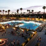 Coachella ganha resort de luxo completo com piscina de gelo no meio do deserto