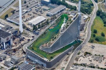 Copenhague abre pista de esqui na usina de geração de energia de resíduos