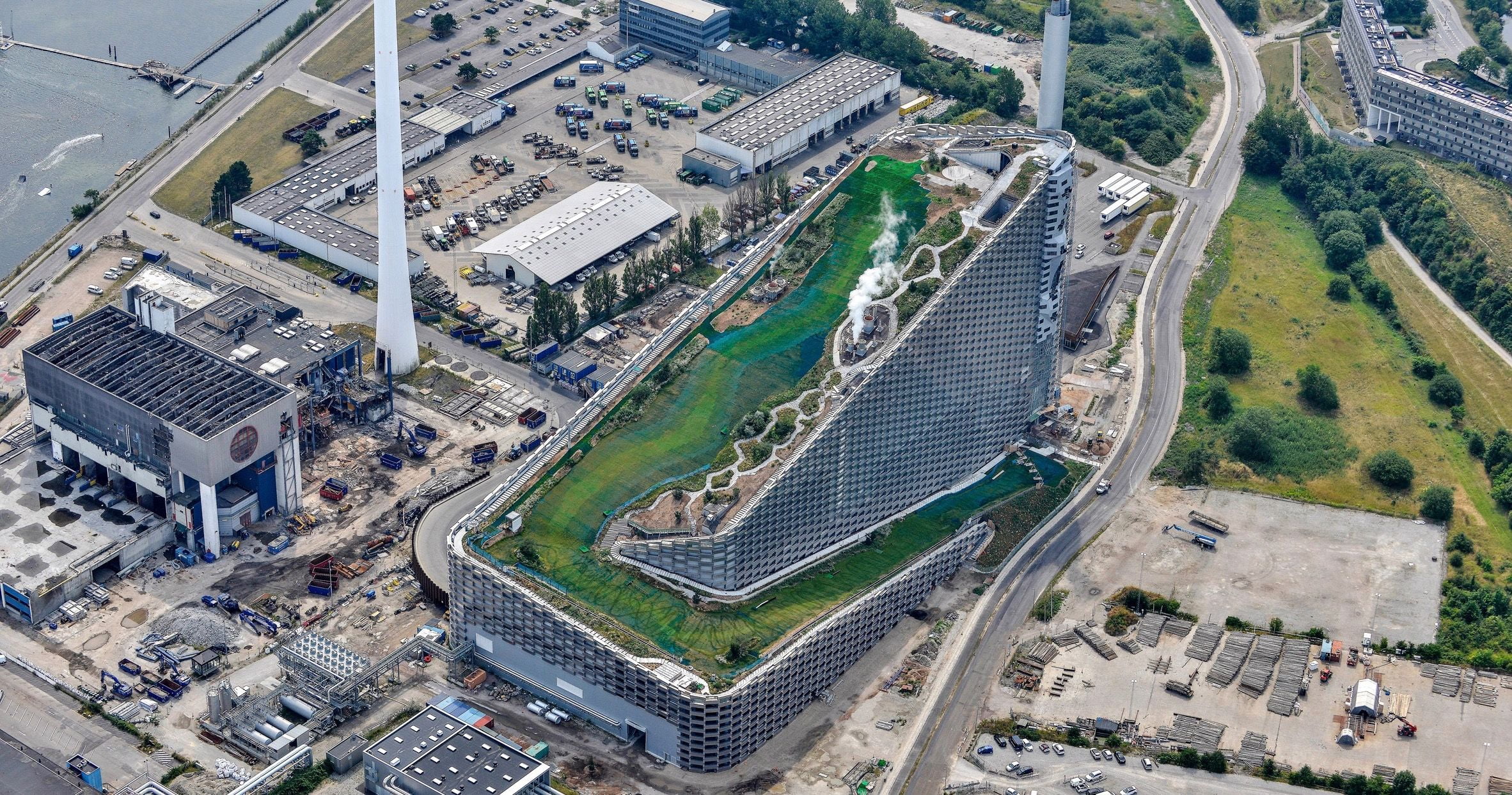 Copenhague abre pista de esqui na usina de geração de energia de resíduos 1 Copenhague abre pista de esqui na usina de geracao de