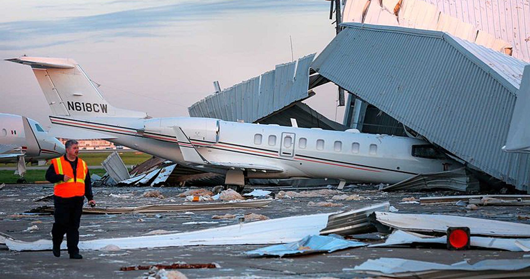 Hangar do aeroporto em Houston desmorona sob mau tempo e ventos 1 Hangar do aeroporto em Houston desmorona sob mau tempo e