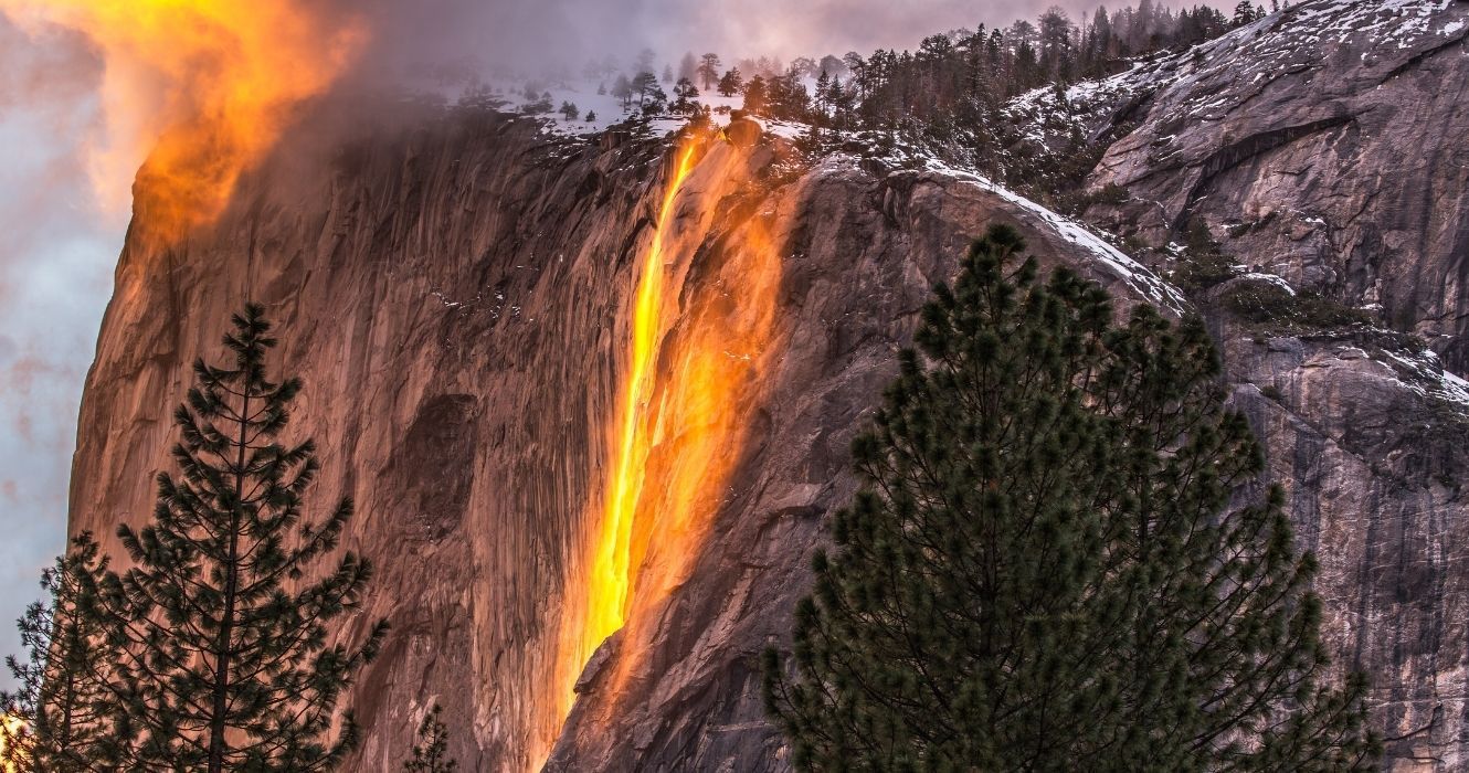 Horsetail Falls vai brilhar novamente este ano, aqui está o que saber sobre as restrições de visualização do parque 1 cavalinha cai brilhando como uma queda de fogo em yosemite
