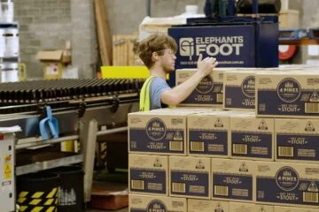 Novo design de garrafa de cerveja resolve o problema urgente de 'como ficar bêbado no espaço'