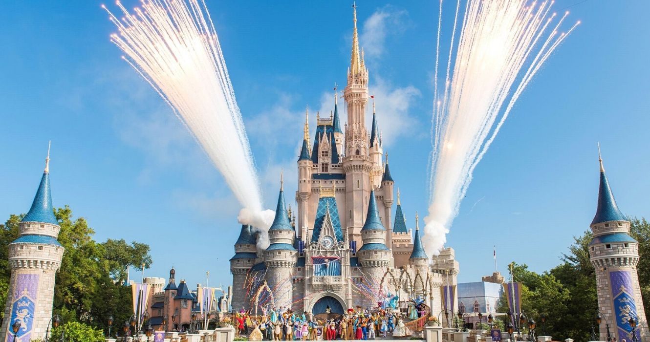 O Castelo da Cinderela está passando por uma reforma, e aqui está o recurso que mais nos entusiasma 1 castelo da cinderela com fogos de artifício ao fundo