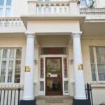 O menor quarto de hotel de Londres é menor que uma vaga de estacionamento e custa US$ 63 por noite
