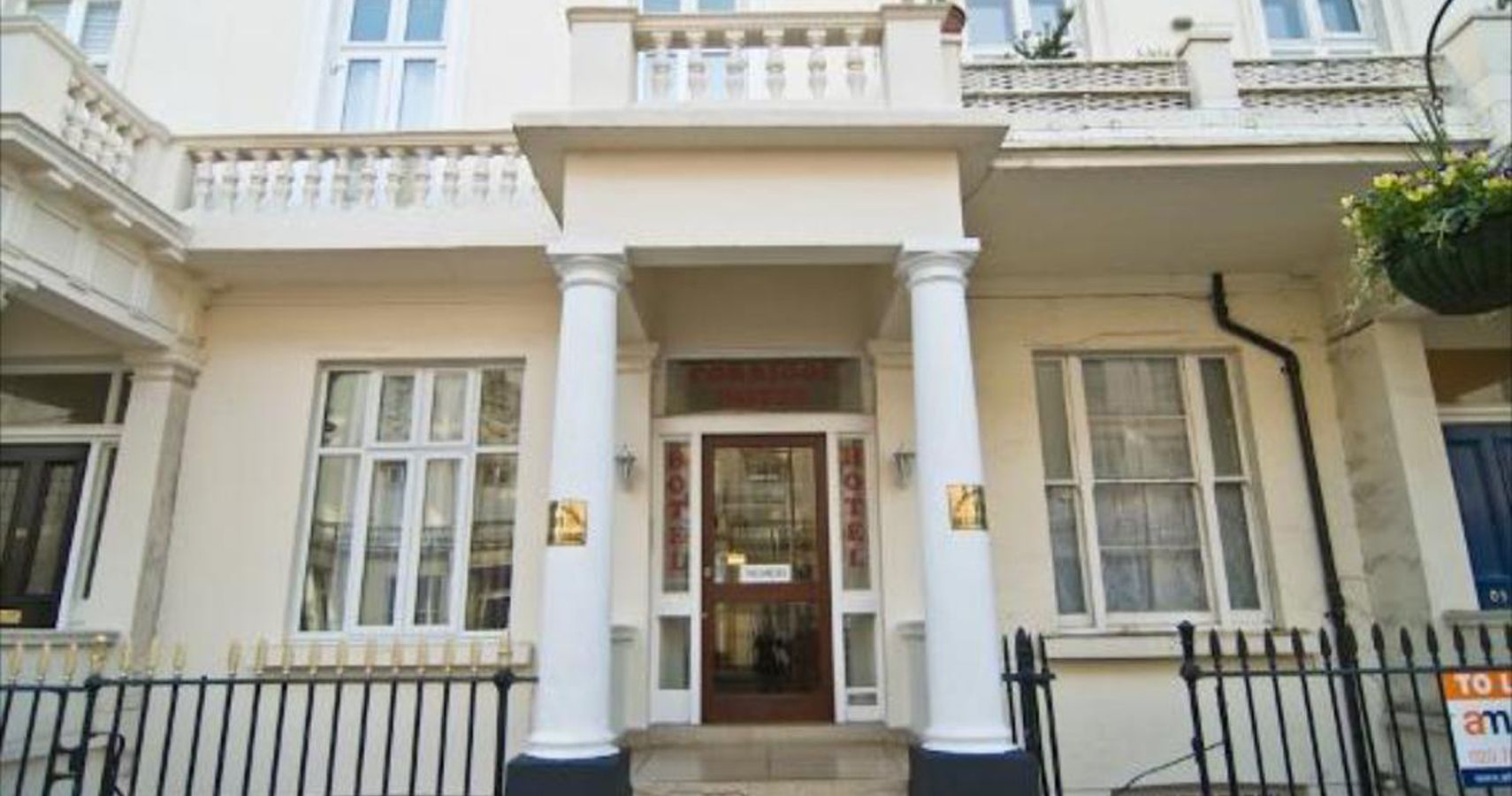O menor quarto de hotel de Londres é menor que uma vaga de estacionamento e custa US$ 63 por noite 1 O menor quarto de hotel de Londres e menor que