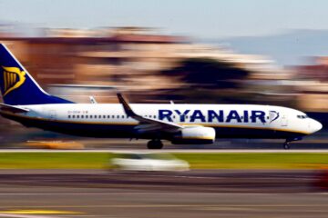 Ryanair passa a cobrar por bagagem de mão que não cabe embaixo do assento