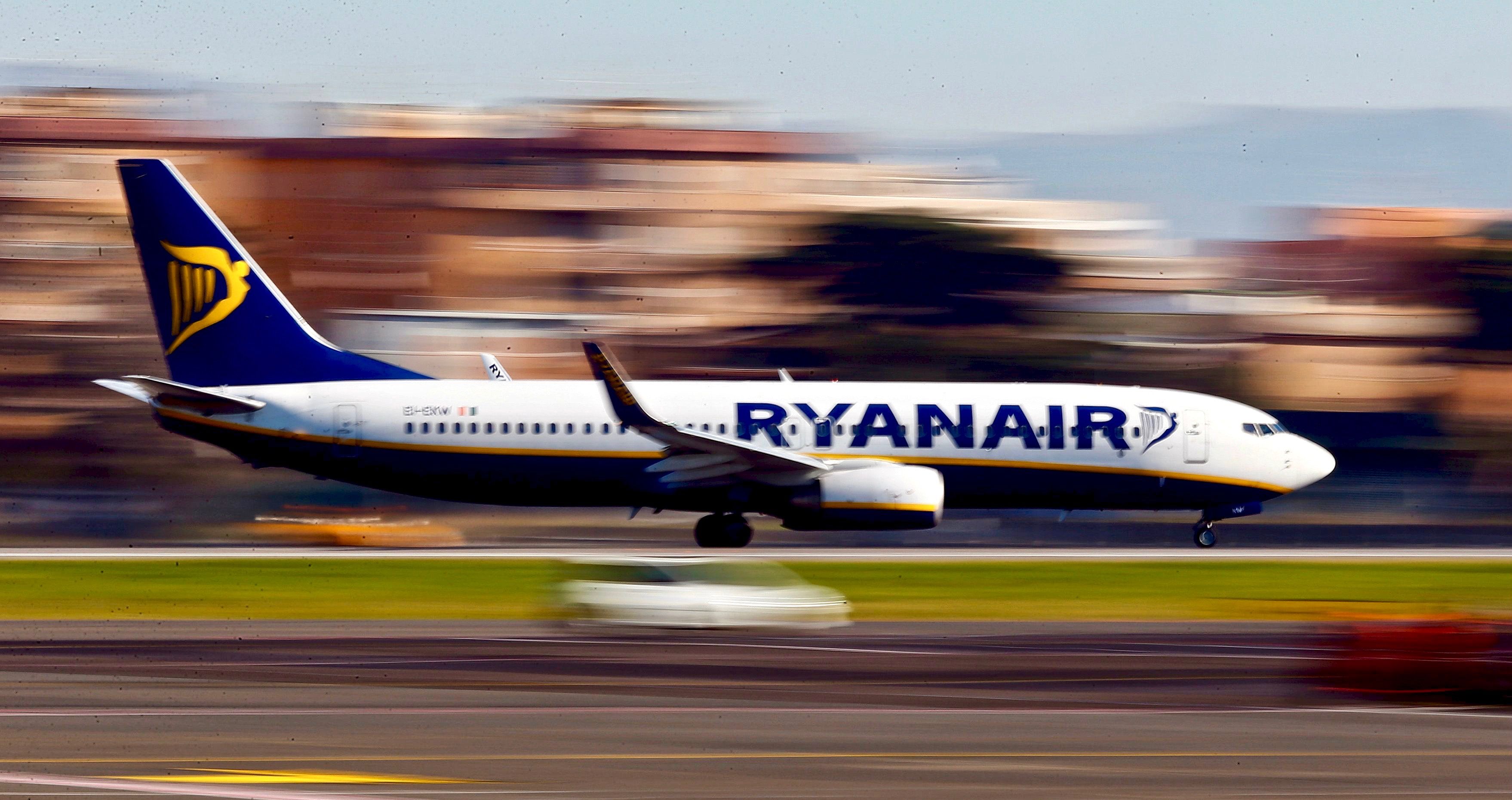Ryanair passa a cobrar por bagagem de mão que não cabe embaixo do assento 1 Ryanair passa a cobrar por bagagem de mao que nao