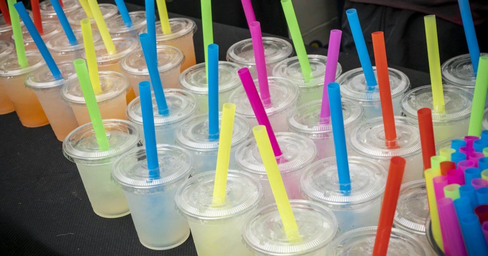 Seattle é a primeira cidade nos EUA a proibir plásticos descartáveis, como canudos e utensílios 1 Seattle e a primeira cidade nos EUA a proibir plasticos