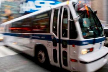 Um ladrão pega o ônibus MTA em Joyride do Bronx para o Queens