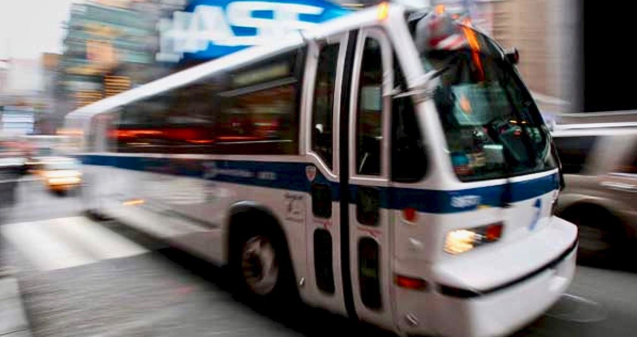 Um ladrão pega o ônibus MTA em Joyride do Bronx para o Queens 1 Um ladrao pega o onibus MTA em Joyride do