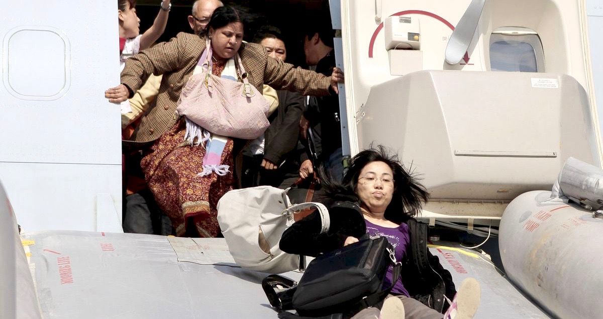 Um terço dos passageiros pegaria sacolas durante a evacuação de emergência 1 Um terco dos passageiros pegaria sacolas durante a evacuacao de
