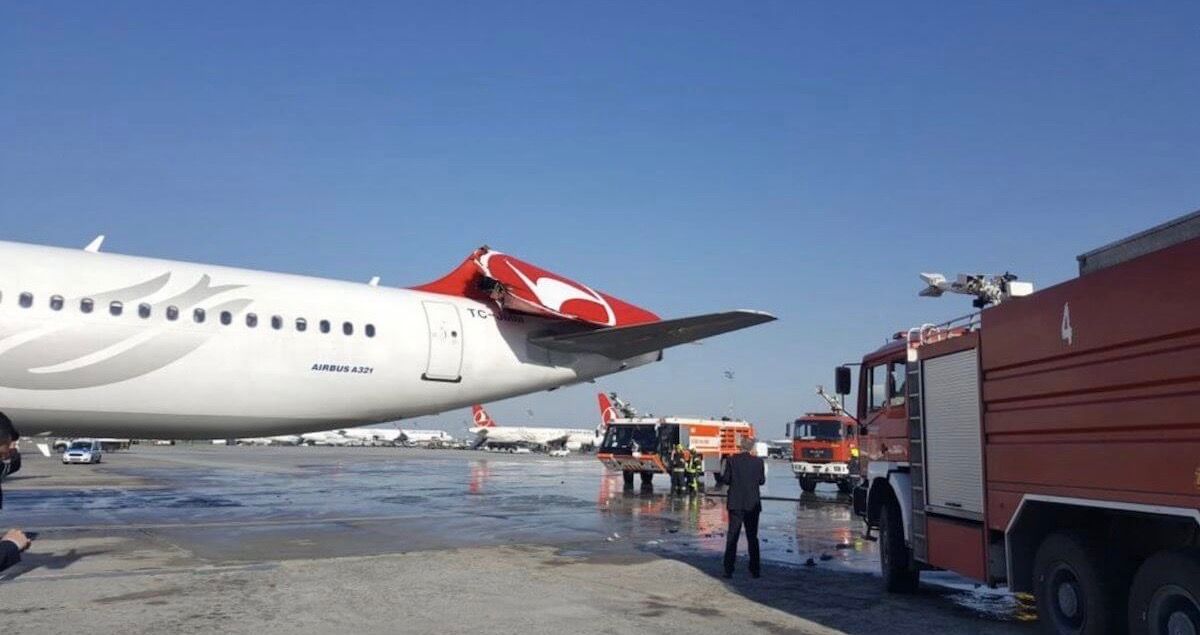 Vídeo: a cauda do jato é cortada em colisão com outro avião na pista 1 Video a cauda do jato e cortada em colisao com