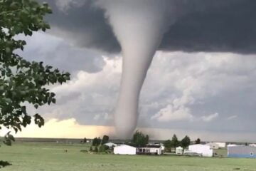 Vídeo mostra Tornado tocando o solo