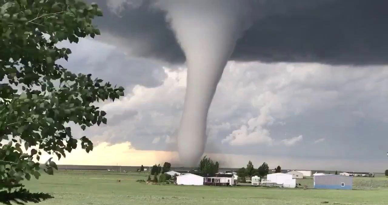 Vídeo mostra Tornado tocando o solo 1 Video mostra Tornado tocando o solo