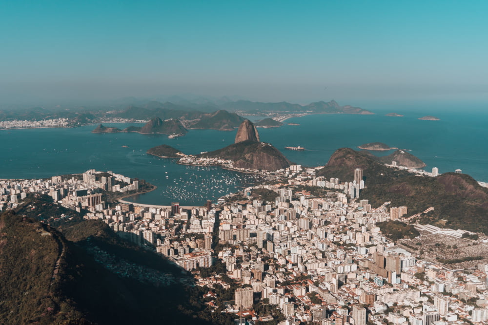 4 melhores dicas para conhecer e amar o Rio de Janeiro 2 aerial photo rio de janeiro surrounded by hills sea blue sky brazil