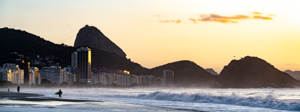 RJ: o que fazer em 3 dias de viagens à cidade maravilhosa? 3 copacabana beach rio de janeiro with sugarloaf mountain sunset