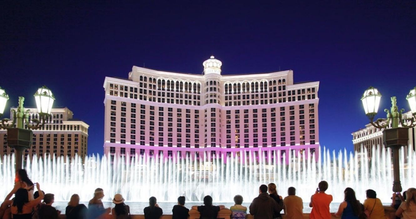 10 coisas que a equipe do hotel disse sobre trabalhar no Bellagio em Las Vegas 1 Hotel Bellagio à noite com fontes