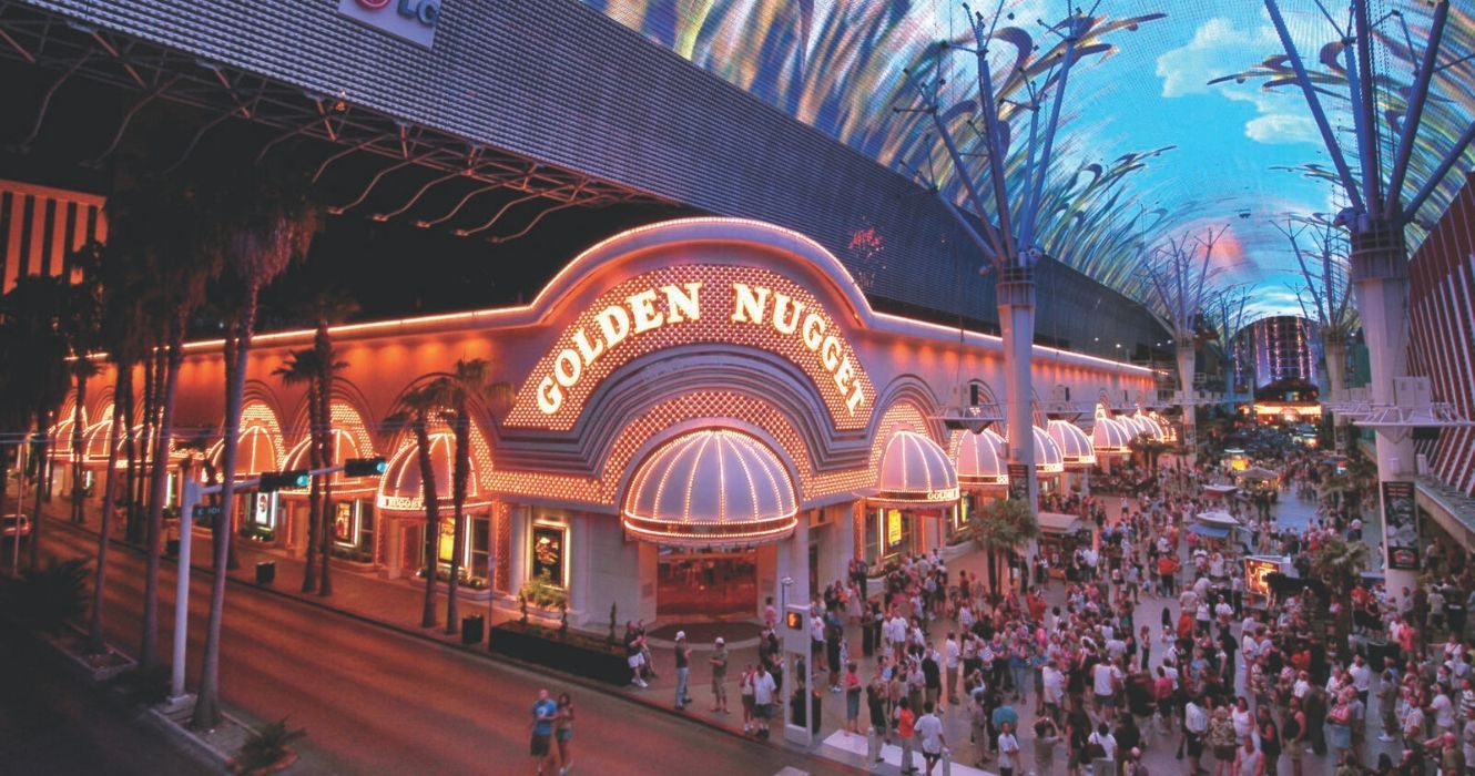 Entrada do Golden Nugget Hotel and Casino à noite com uma multidão alinhada