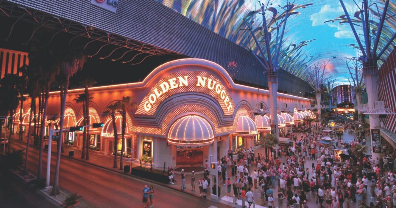 10 coisas sobre o hotel e cassino Golden Nugget (só a equipe pode nos dizer) 1 Entrada do Golden Nugget Hotel and Casino à noite com uma multidão alinhada
