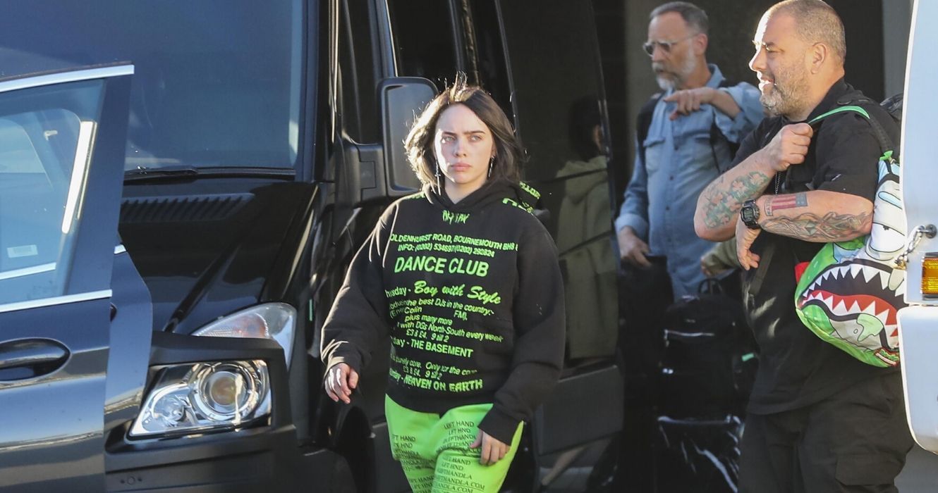 10 fotos de Billie Eilish no aeroporto (que provam que ela é um ícone da moda) 1 Billie Eilish chegando ao aeroporto vestindo calça de moletom