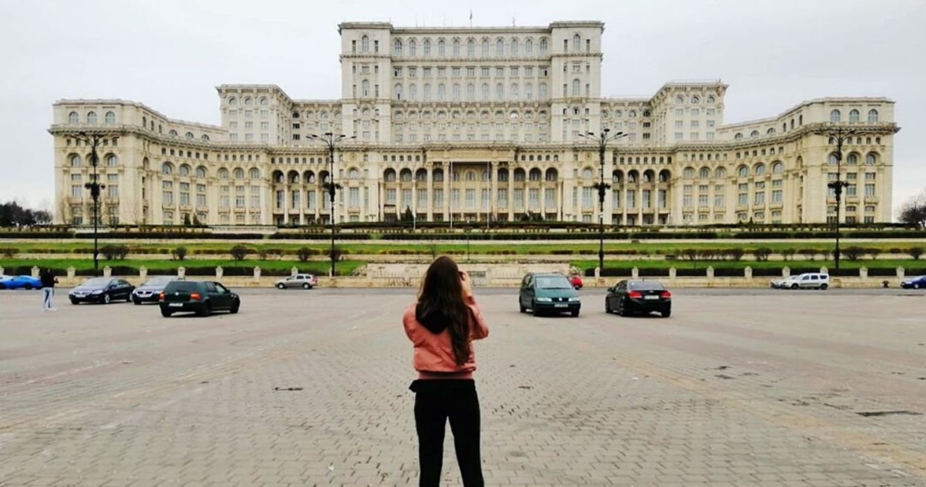 Turista tirando uma foto do parlamento em Bucareste