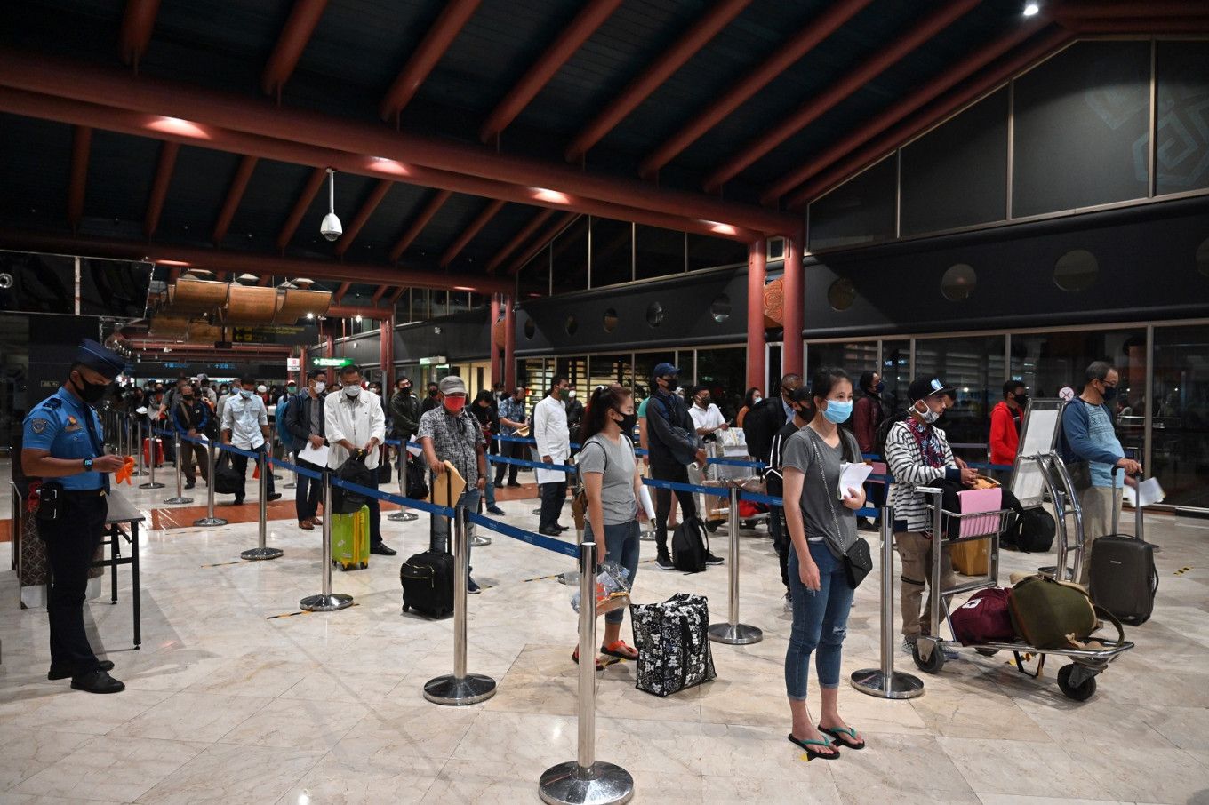 Os países estão criando seus próprios "pontes aéreas" Para viajantes cruzando fronteiras 3 uma linha de aeroporto lotada