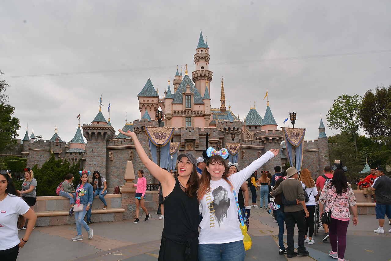 As ofertas de voos com a Southwest Airlines valem o preço mais barato? 5 duas mulheres em frente ao castelo da Disney
