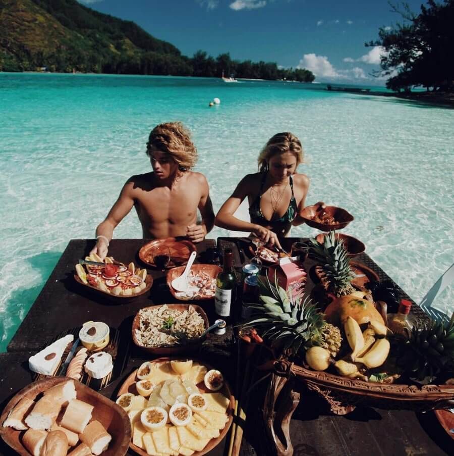 As ofertas de voos com a Southwest Airlines valem o preço mais barato? 6 um homem e uma mulher colhem comida fresca no meio do oceano