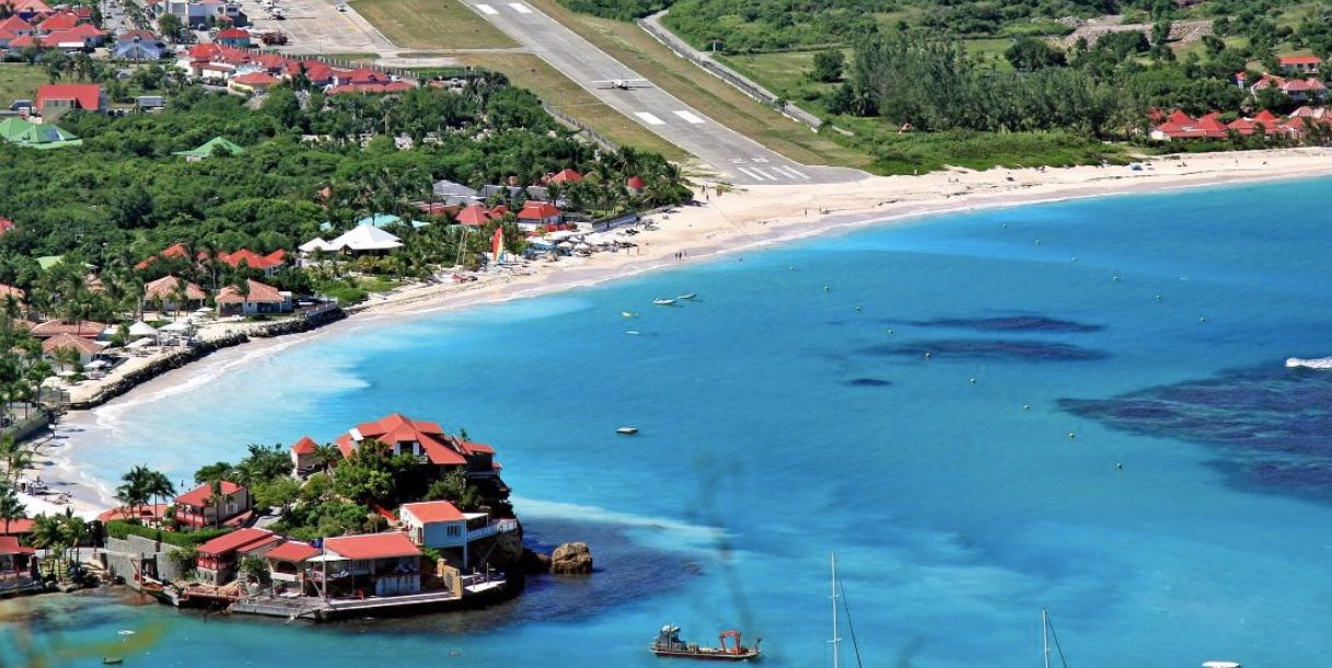 Estes cruzeiros vão para os destinos mais impressionantes do Caribe 4 praia e pista de saint bathelemy