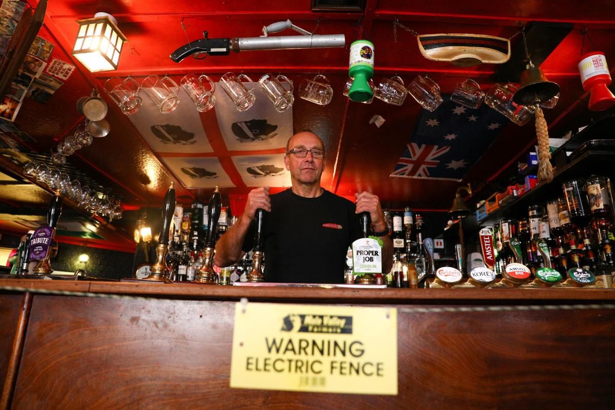 Uma cerca elétrica para distanciamento social? Este pub britânico diz "Sim" 4 uma cerca elétrica no star inn