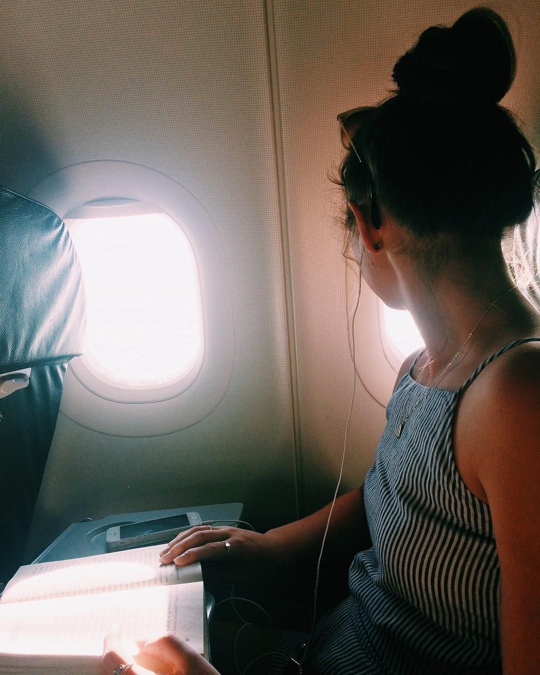 Você nunca ouvirá essas estranhas verdades sobre aviões de um piloto 4 menina sentada no avião perto da janela