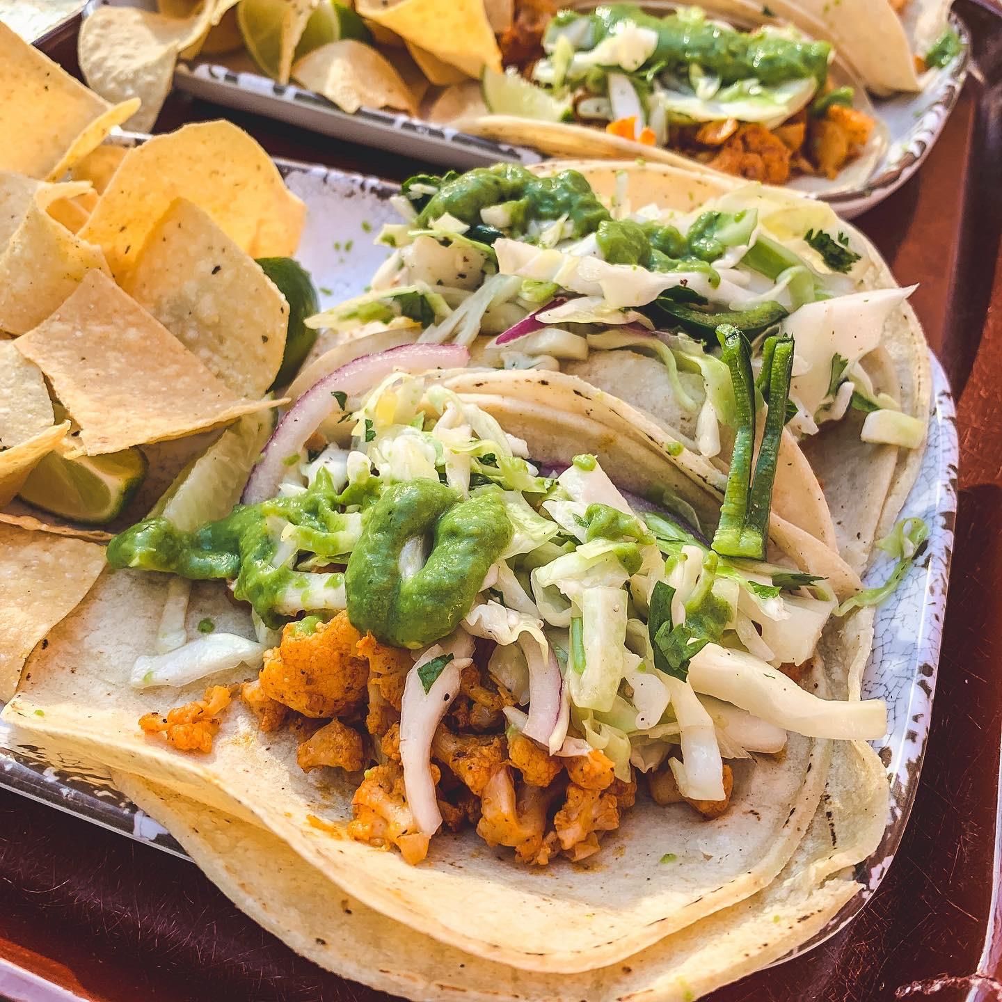 Confira a comida mais saudável da Disneylândia 3 tacos de couve-flor em tortilhas de milho na mesa do restaurante rancho del zocalo na disneylândia