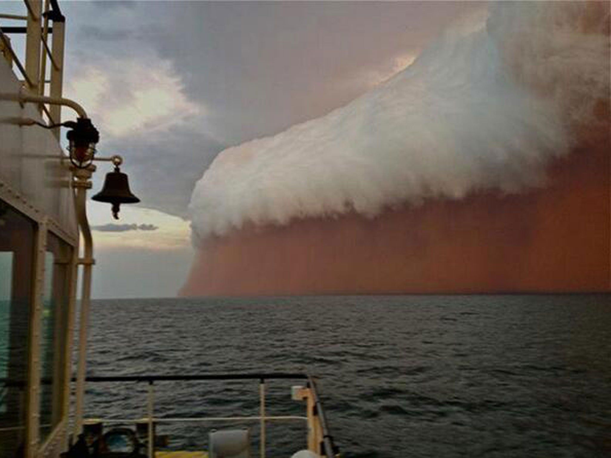 Estas fotos mostram quão intensa pode ser uma tempestade de poeira no Saara 4 uma tempestade de poeira saariana sobre o oceano