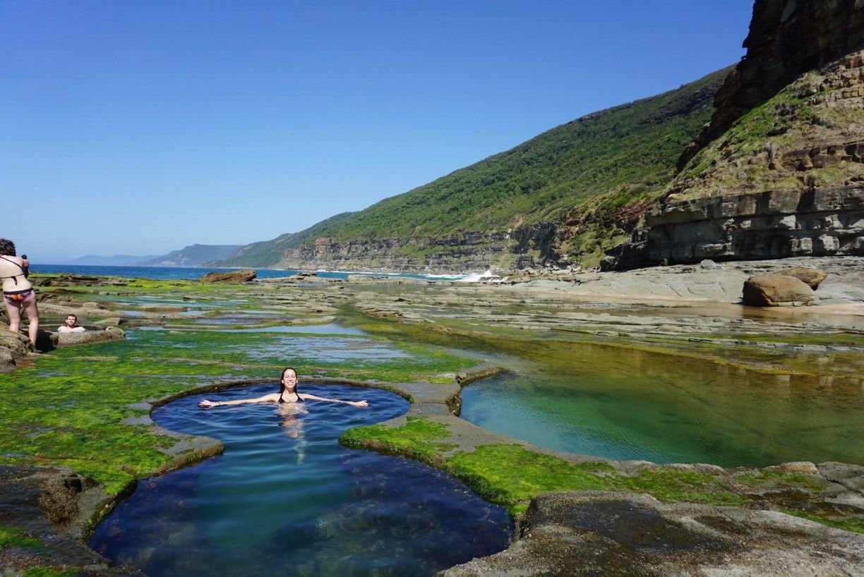 Estes lindos locais para passeios de um dia estão fora dos limites da cidade de Sydney 2 nadando no parque nacional real na austrália