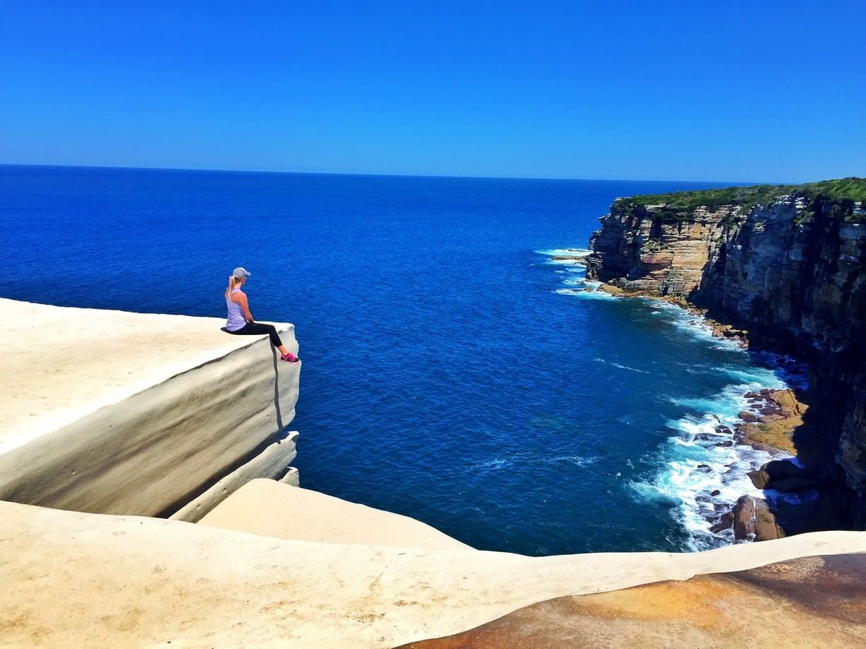 Estes lindos locais para passeios de um dia estão fora dos limites da cidade de Sydney 3 sentado em um penhasco no parque nacional real