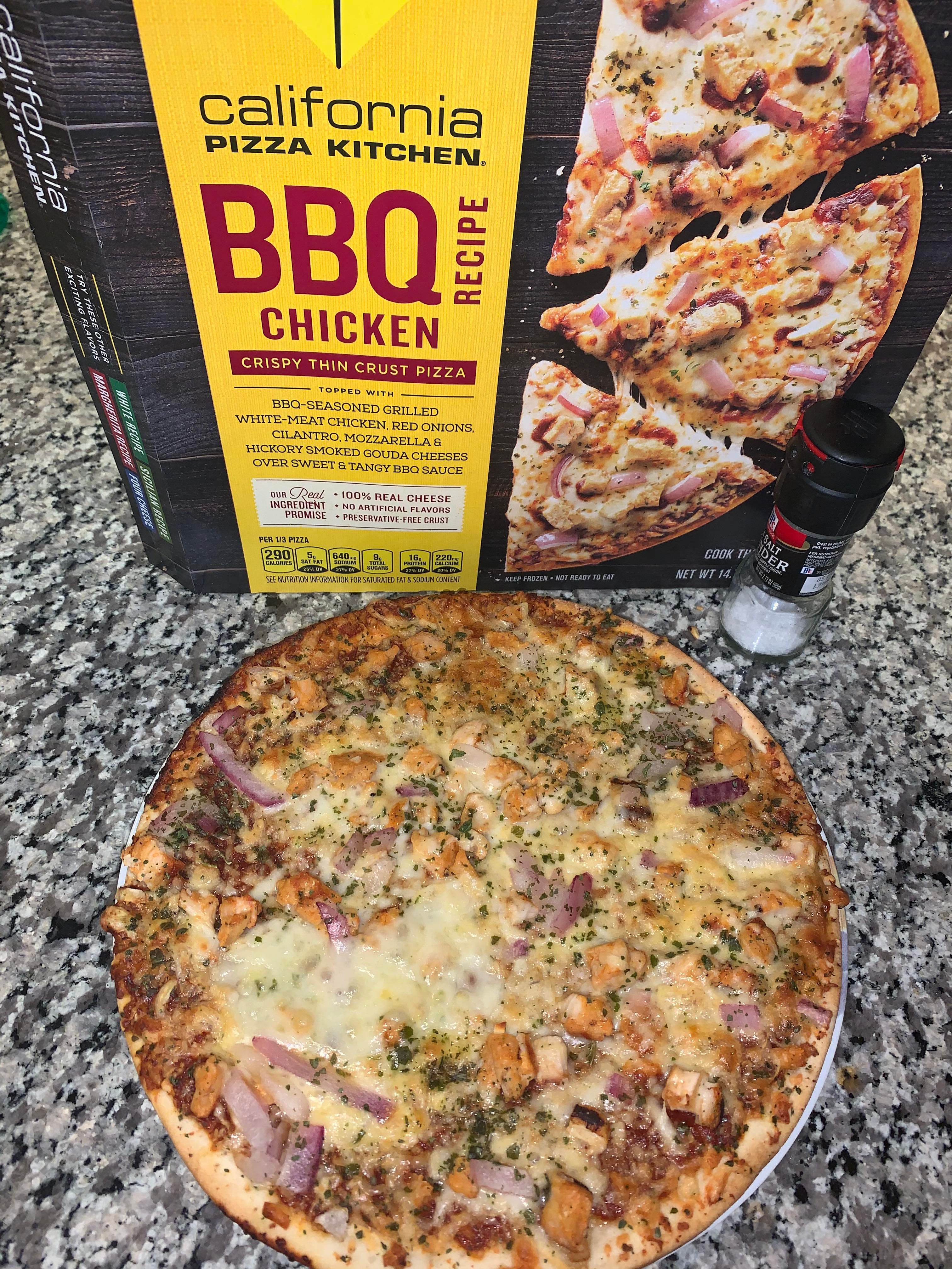 Pratos mais pedidos em restaurantes dos EUA 5 caixa de pizza california cozinha frango churrasco pizza e pizza na bancada de mármore