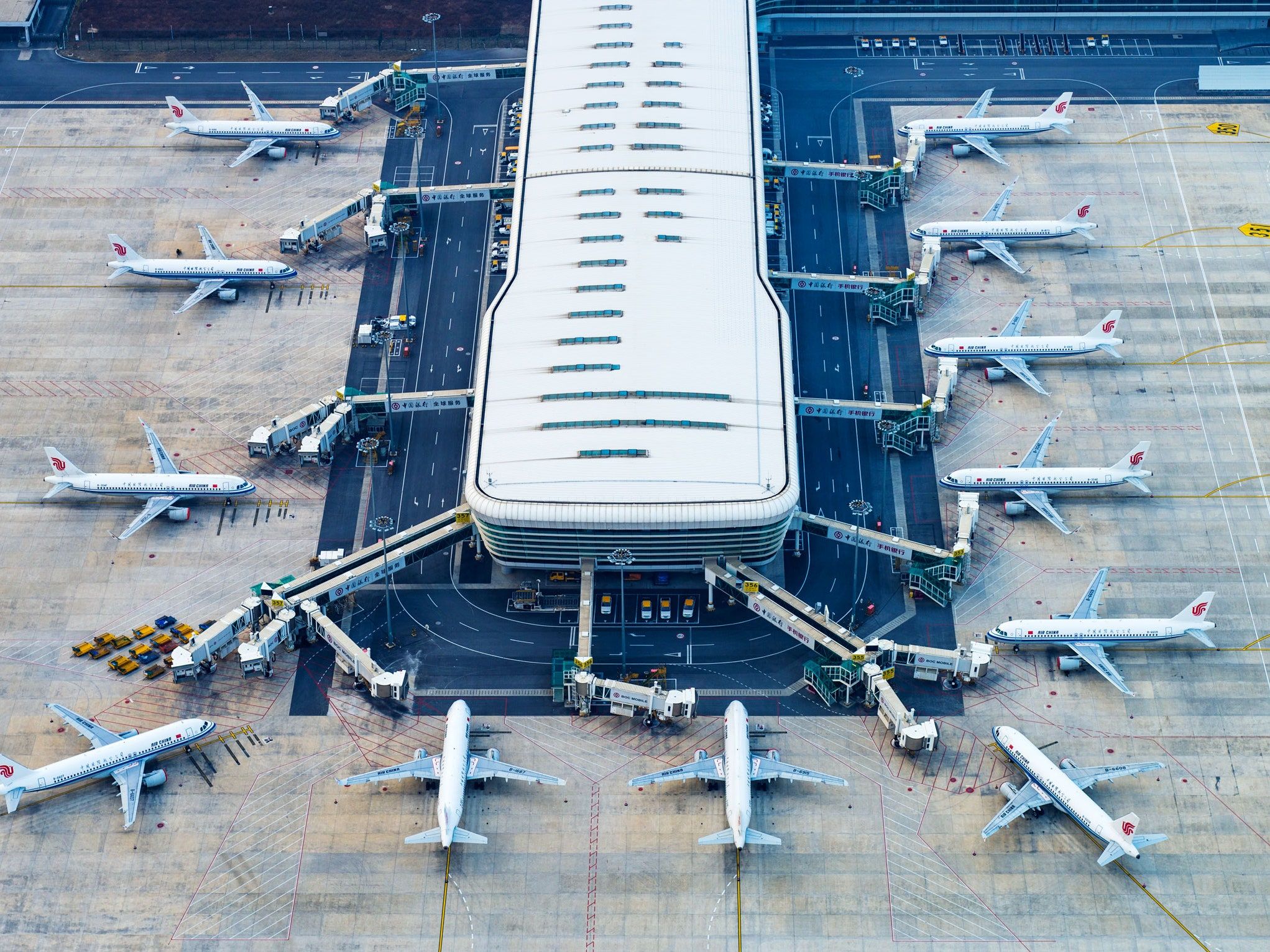 aviões esperando em um aeroporto